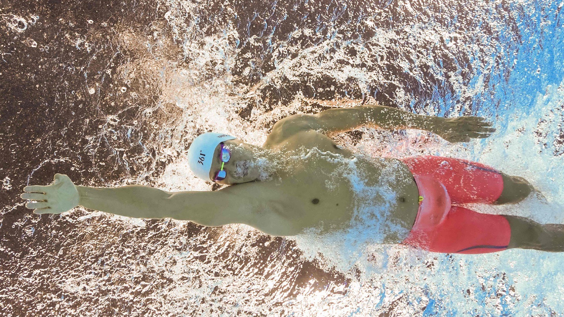 球员多次突破制造威胁带动全场气氛展现强大个人能力，持球队员突破后